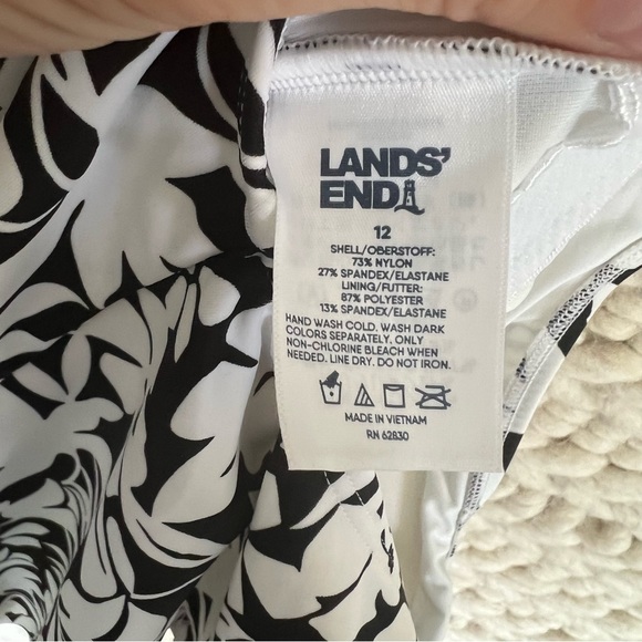 Full coverage one piece swim suit, lands end tugless - Picture 6 of 8